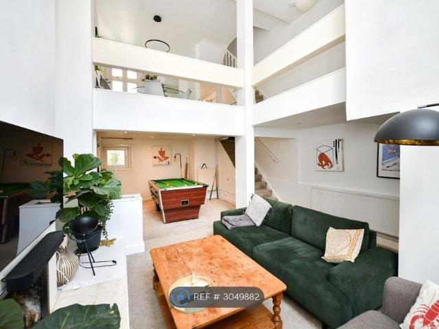 House for rent in London Borough of Hammersmith and Fulham, Greater London