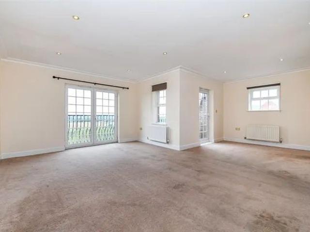 Apartment for rent in Clements Park, Navestock Side