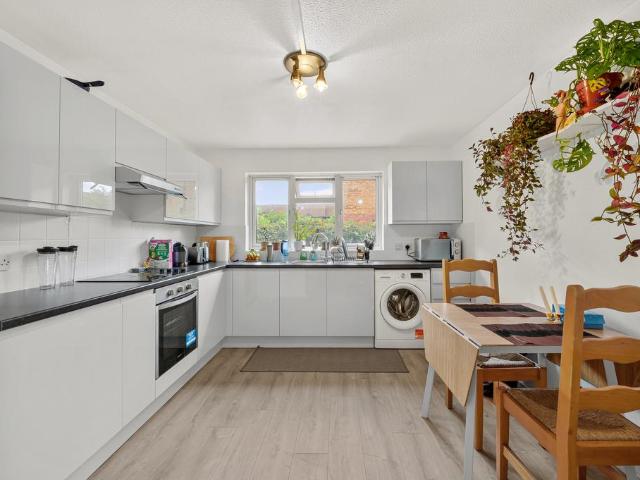 Apartment for rent in London Borough of Merton, Collier's Wood