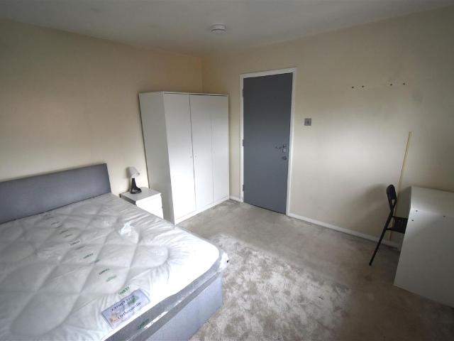 Apartment for rent in Worcester Park Estate, Monks Orchard