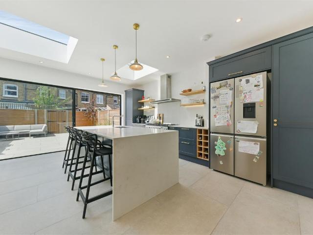 Apartment for rent in London Borough of Merton, Merton Park