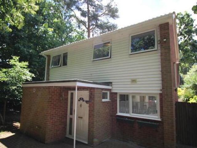 House for rent in Heol-las, Surrey