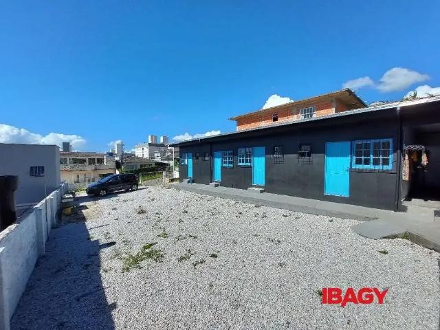 Kitnet aluguel em Região Geográfica Imediata de Florianópolis, São José
