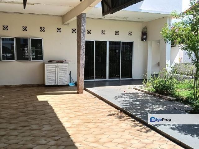 House for sale in Malaka
