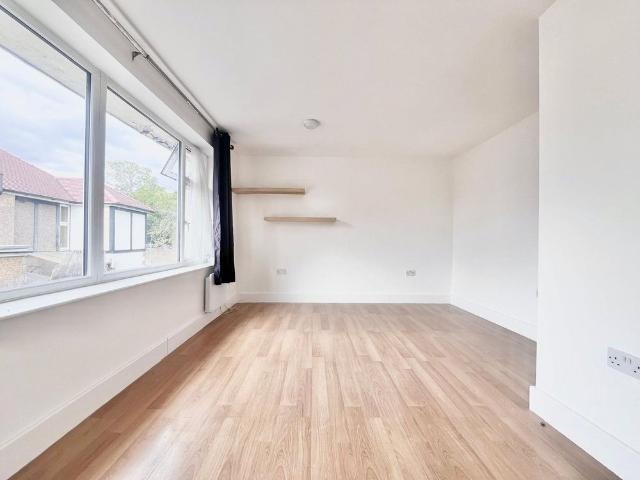 Apartment for rent in Whitton, Greater London
