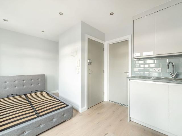 Studio for rent in Whitton, Greater London