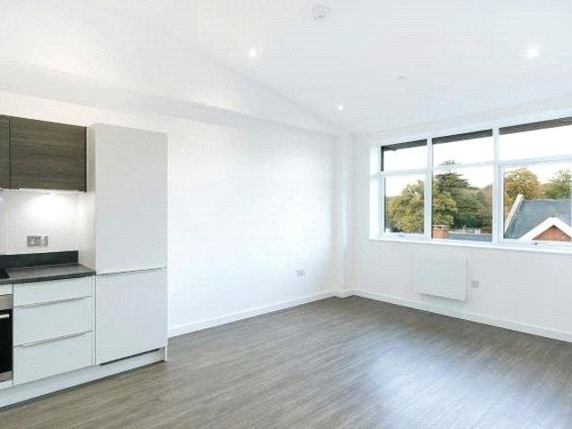 Studio for rent in Heol-las, Surrey
