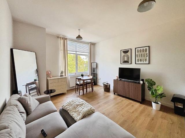 Apartment for rent in Heol-las, Surrey