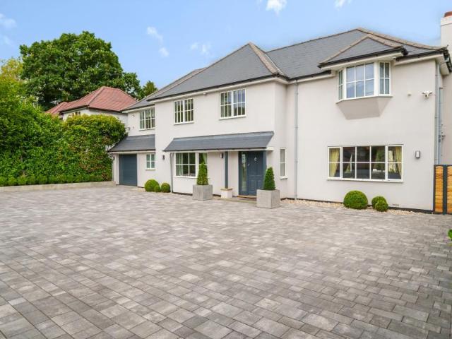House for rent in Row Town, Surrey