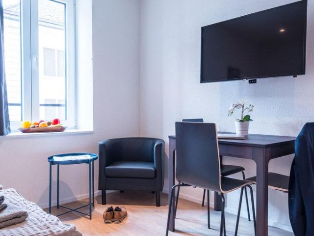 Studio mieten in Einigen, Zürich