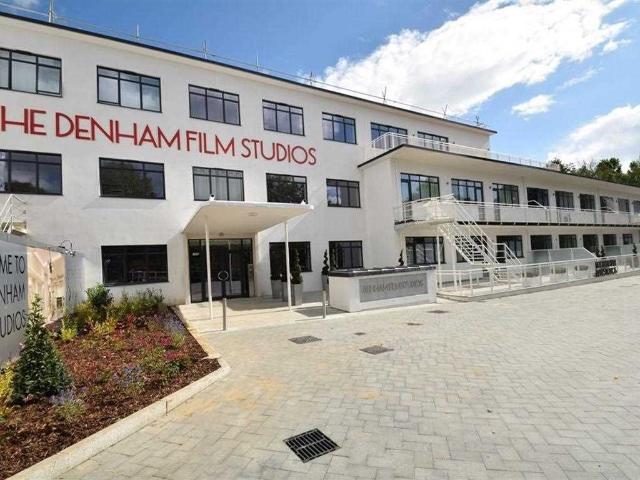 Studio for rent in Denham
