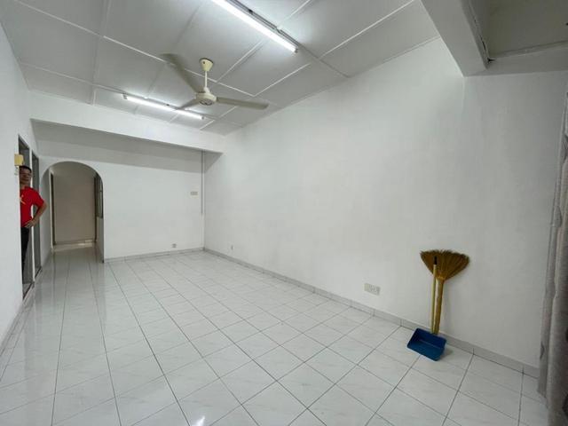 Terraced House for sale in Malaka
