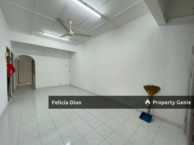 Terraced House for sale in Malaka
