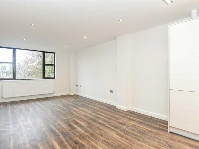 Apartment for rent in Daws Hill, Cressex