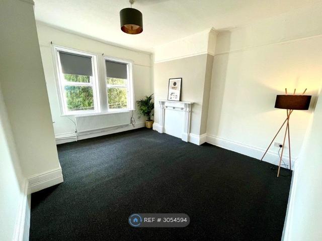 Apartment for rent in Stoneycroft, Calderstones