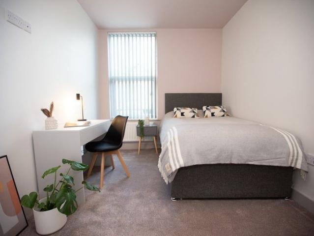 Room for rent in Stoneycroft, Calderstones
