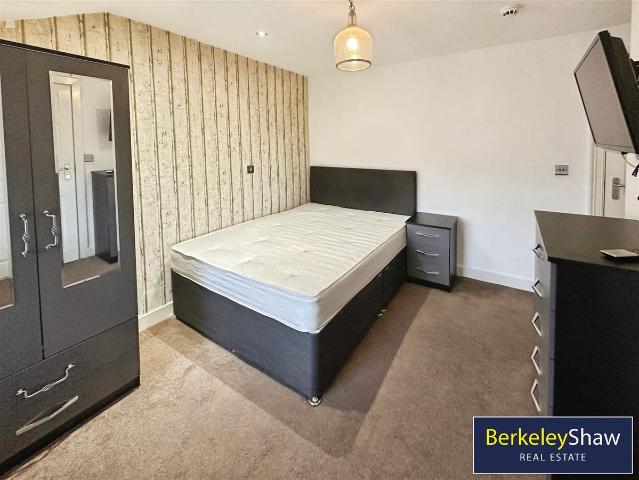 Room for rent in Stoneycroft, Calderstones