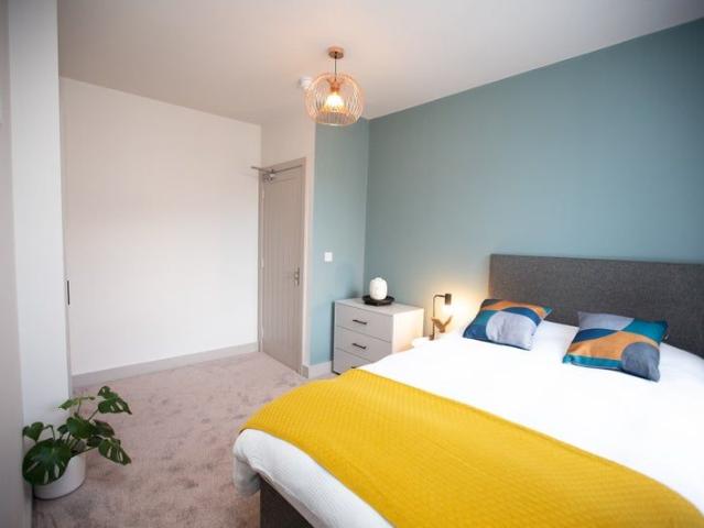 Room for rent in Stoneycroft, Calderstones