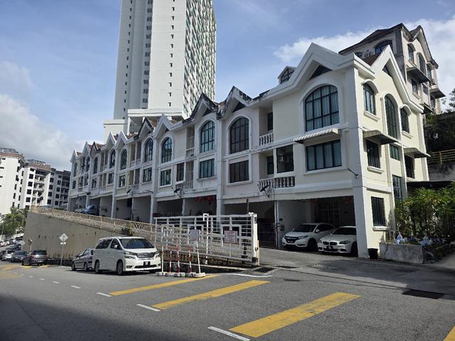 Townhouse for sale in Barat Daya, George Town