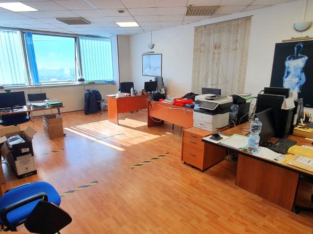 Ufficio in affitto a Municipalità 4, Campania
