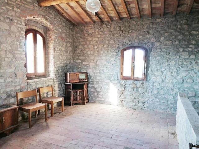 Locale Commerciale in vendita a Unione dei Comuni Circondario dell'Empolese Valdelsa, Gambassi Terme