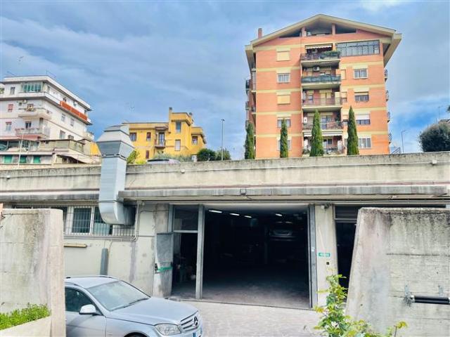 Locale Commerciale in affitto a Municipio Roma XIV, Roma Capitale