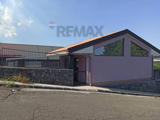 Locale Commerciale in affitto a Santa Maria la Stella, Aci Sant'Antonio