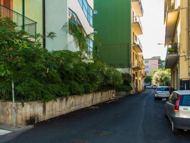 Locale Commerciale in affitto a Sciarelle, Acireale