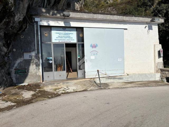 Locale Commerciale in affitto a Amalfi, Campania