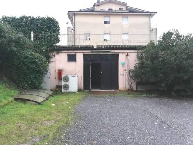 Locale Commerciale in affitto a Zona Est, Brescia