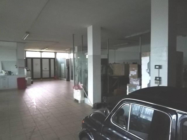 Locale Commerciale in affitto a Zona Est, Brescia