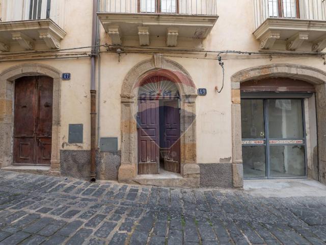 Locale Commerciale in affitto a Canalotto, Caltagirone