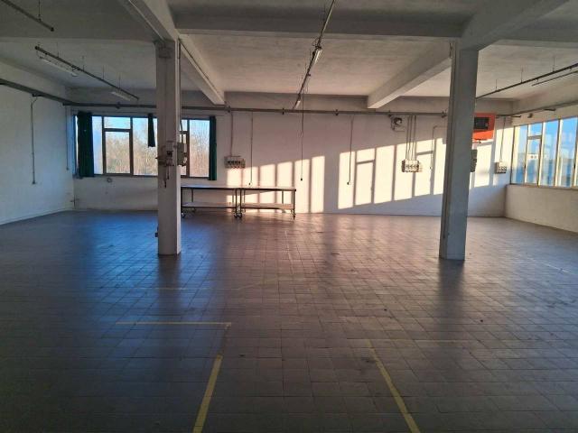 Locale Commerciale in affitto a San Donnino, Campi Bisenzio