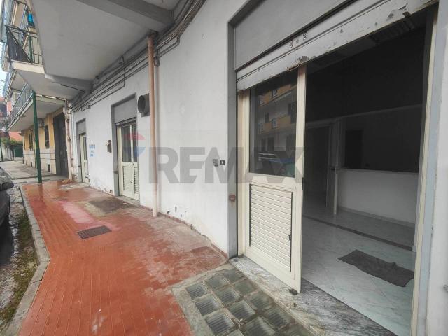 Locale Commerciale in affitto a Casoria, Campania