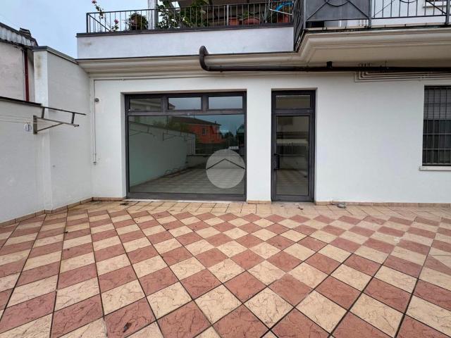 Locale Commerciale in affitto a Castel Goffredo, Lombardia