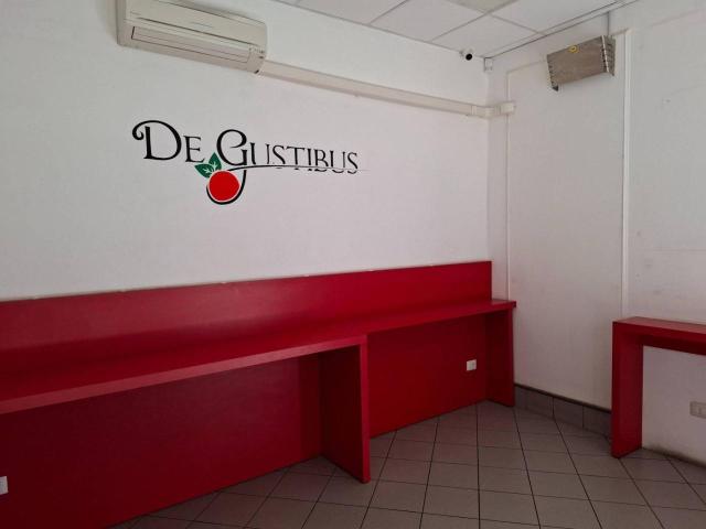 Locale Commerciale in affitto a Cavenago Brianza, Lombardia