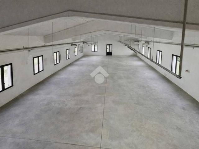 Locale Commerciale in affitto a Unione Alto Ferrarese, Cento