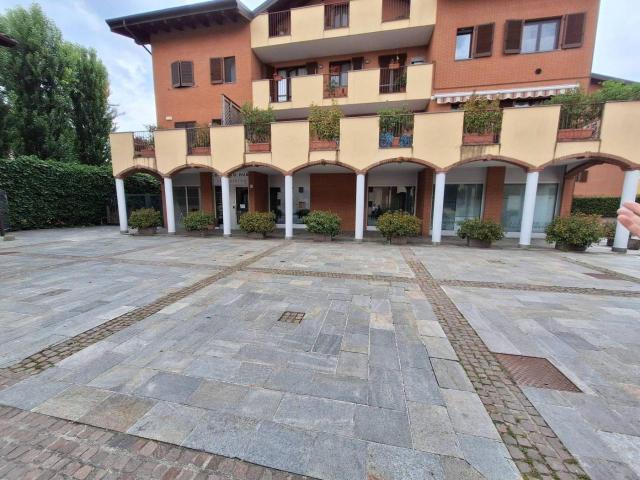 Locale Commerciale in affitto a Quartiere Pasubio, Cesano Boscone