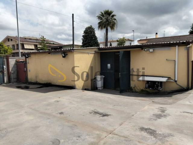 Locale Commerciale in affitto a Villaggio Vigna Fiorita, Roma Capitale