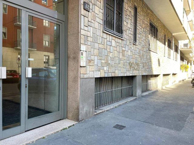 Locale Commerciale in affitto a Municipio 6, Milano