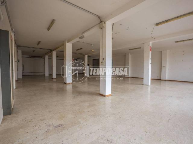 Locale Commerciale in affitto a Marche, Fermo