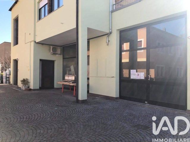Locale Commerciale in affitto a Comunità della Vallagarina, Mori