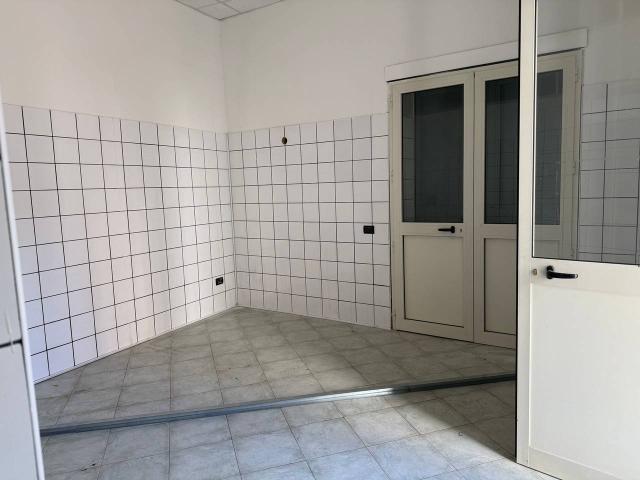 Locale Commerciale in affitto a Nocera Superiore, Campania