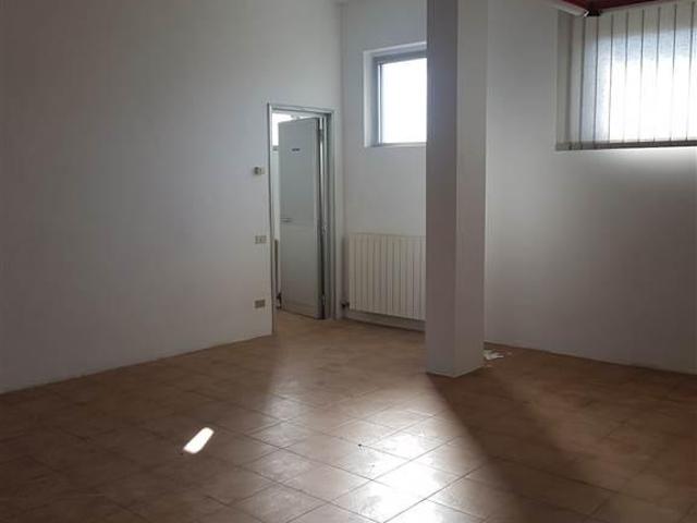 Locale Commerciale in affitto a Lo Sperone, Pistoia