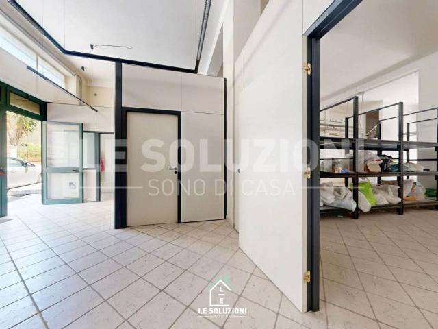 Locale Commerciale in affitto a Puglia, Bari