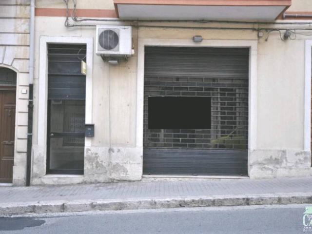 Locale Commerciale in affitto a Cappuccini, Ragusa
