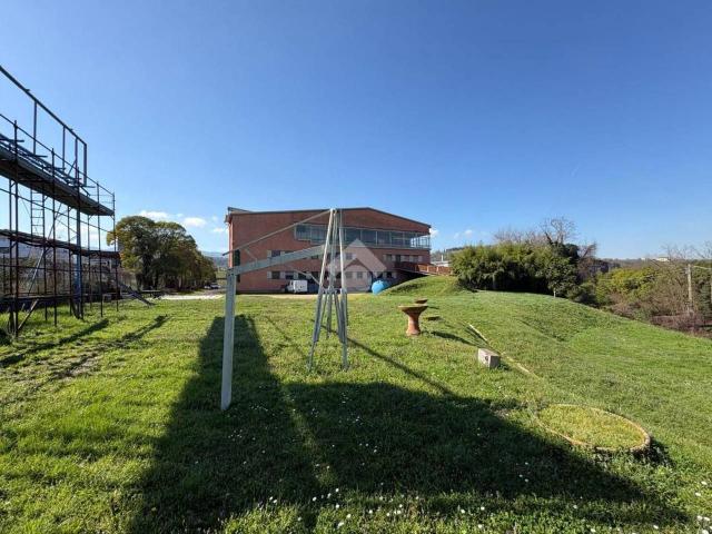 Locale Commerciale in affitto a Unione di Comuni Valdarno e Valdisieve, Reggello