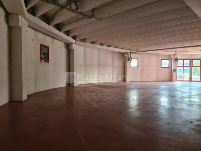 Locale Commerciale in affitto a Cavazzoli, Re