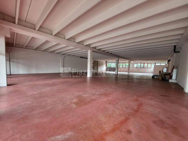 Locale Commerciale in affitto a Cavazzoli, Re