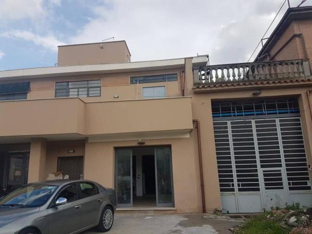 Locale Commerciale in affitto a Ponte Linari, Roma Capitale